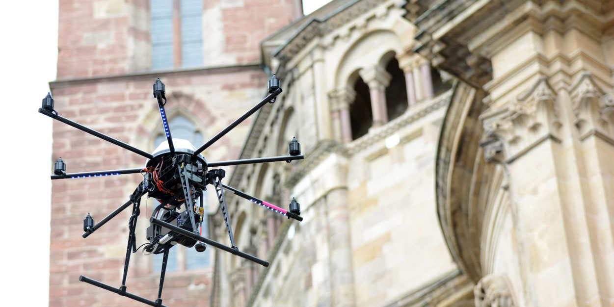 Eine Drohne macht Aufnahmen vom Trierer Dom. © Dr. Dominik Jelschewski