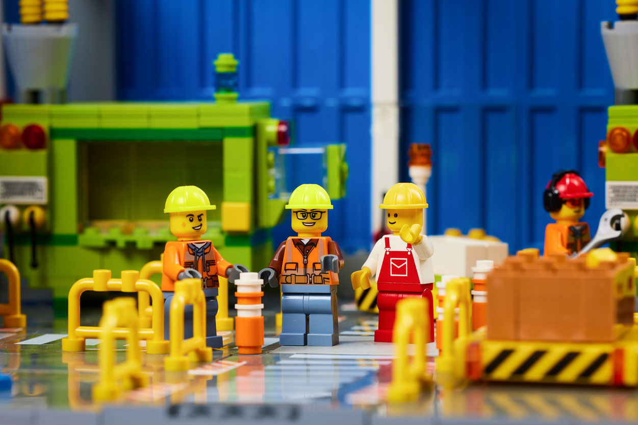 Miniatur-Fabrik aus LEGO® Steinen. „MOC“ (My Own Creation) gestaltet von Lauter Steine e. V. aus Kaiserslautern. Bildnachweis: Leihgeber: Martin Schild / Historisches Museum der Pfalz Speyer. Foto: Hans-Georg Merkel