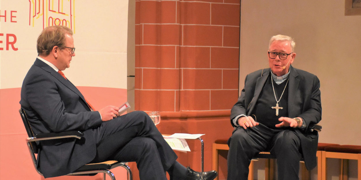 Jean-Claude Kardinal Hollerich (rechts) spricht mit Moderator Markus Leineweber über Herausforderungen für Kirche und Christsein. Foto: © Christine Cüppers