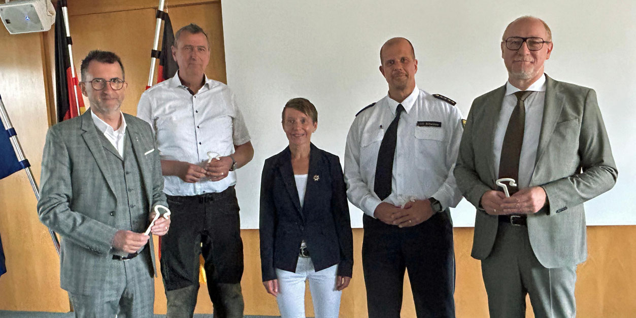 Saar-Innenminister Reinhold Jost, Hubertus Kesselheim, Carmen Folz, Leiter der Landespolizeidirektion Saarland Eric Schweizer und Ulrich Stinner, Leiter der Abteilung Seelsorge und Lebenswelten im Bischöflichen Generalvikariat (von links). © Ute Kirch