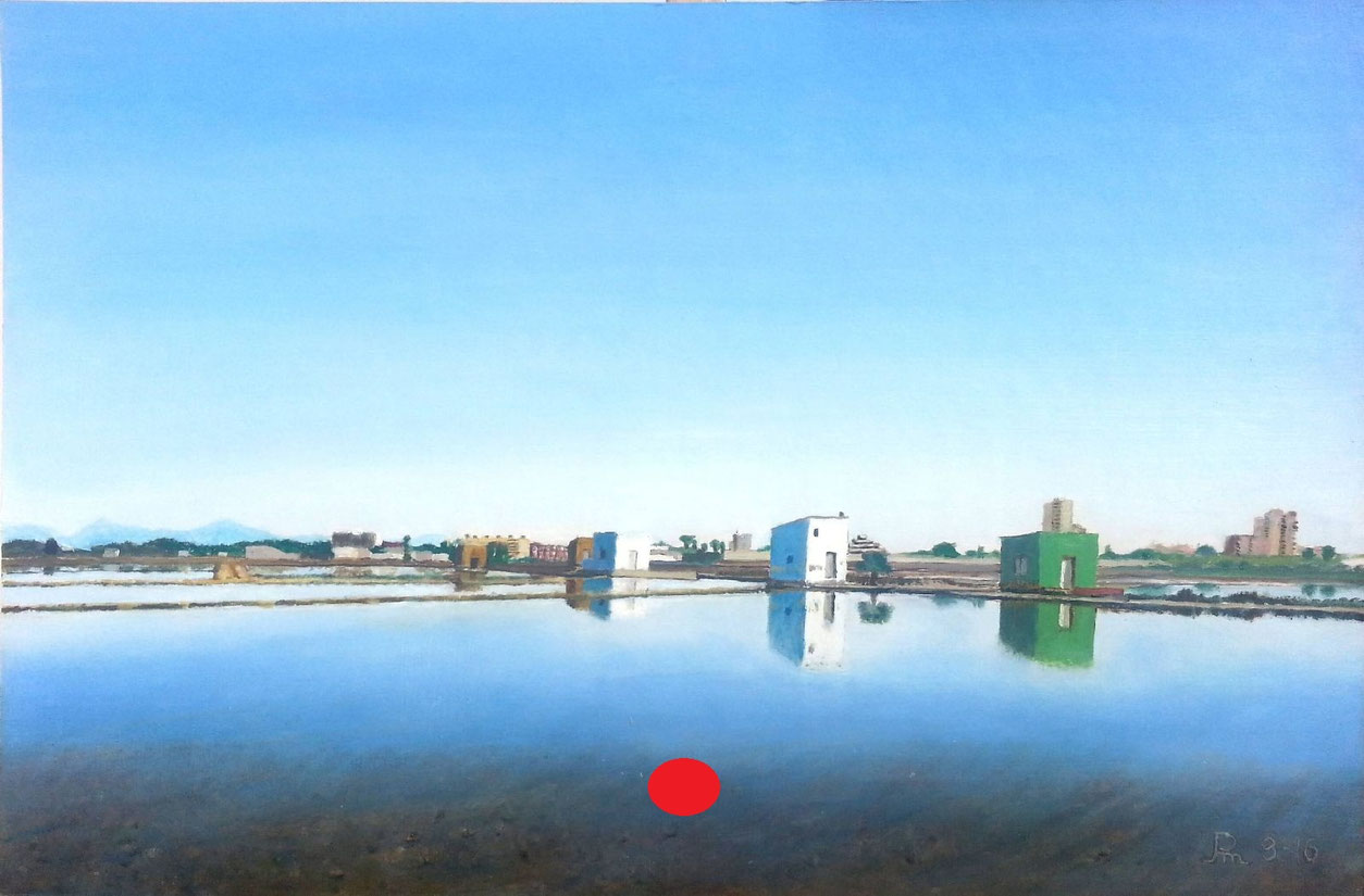 Casas y motores junto a un arrozal lleno de agua, con reflejos nítidos y cielo despejado.