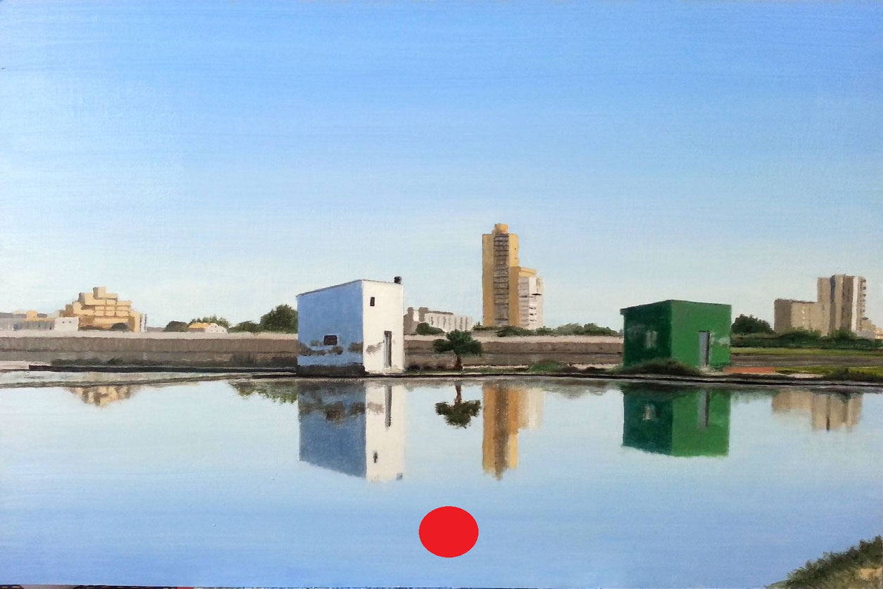 Casitas tradicionales junto al agua reflejadas frente a edificios modernos de El Perellonet bajo un cielo despejado.
