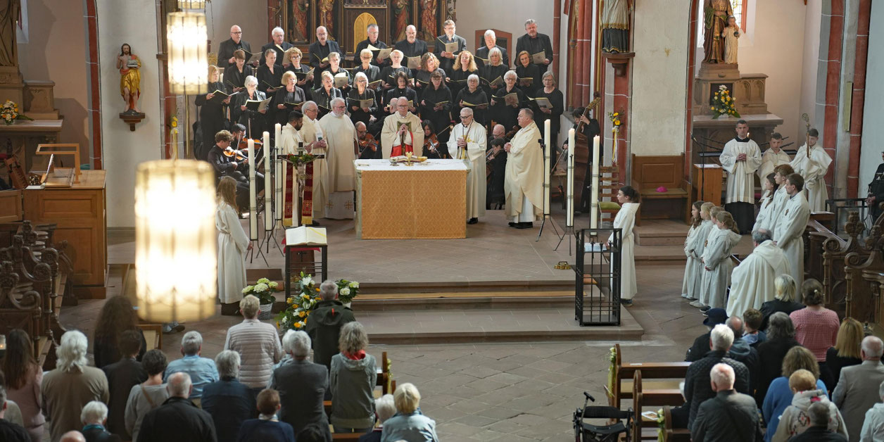 Zum Jubiläum des Stiftsbergs Kyllburg feiert Bischof Dr. Stephan Ackermann (Mitte) ein Pontifikalamt in der Stiftskirche. Foto:© Stefan Endres