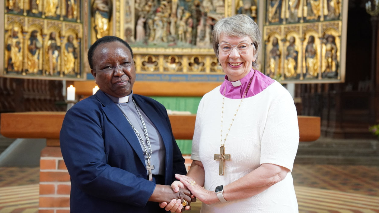 Landesbischöfin Kristina Kühnbaum-Schmidt (r.) gemeinsam mit Bischöfin Catherine Ngina Musau im Schweriner Dom.  Foto: Jonny Franzke / Nordkirche 