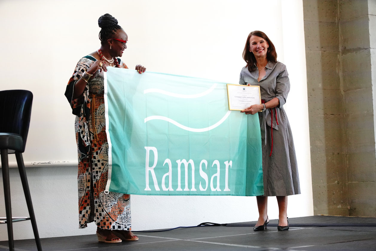 Übergabe Ramsar-Urkunde und Ramsar-Flagge von Dr. Musonda Mumba an Rita Schwarzelühr-Sutter (BMUKN) © Global Nature Fund