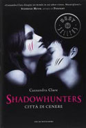 Città di cenere. Shadowhunters di Clare Cassandra      Prezzo:  € 11,00     ISBN: 9788804601722     Editore: Mondadori [collana: Oscar Bestsellers]     Genere: Fantasy     Dettagli: p. 466 