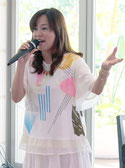 ライブで歌う成底ゆう子さん=9月30日午後、石垣リゾート