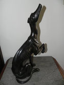 Chien lévrier en bronze à patine noire 42 cm
