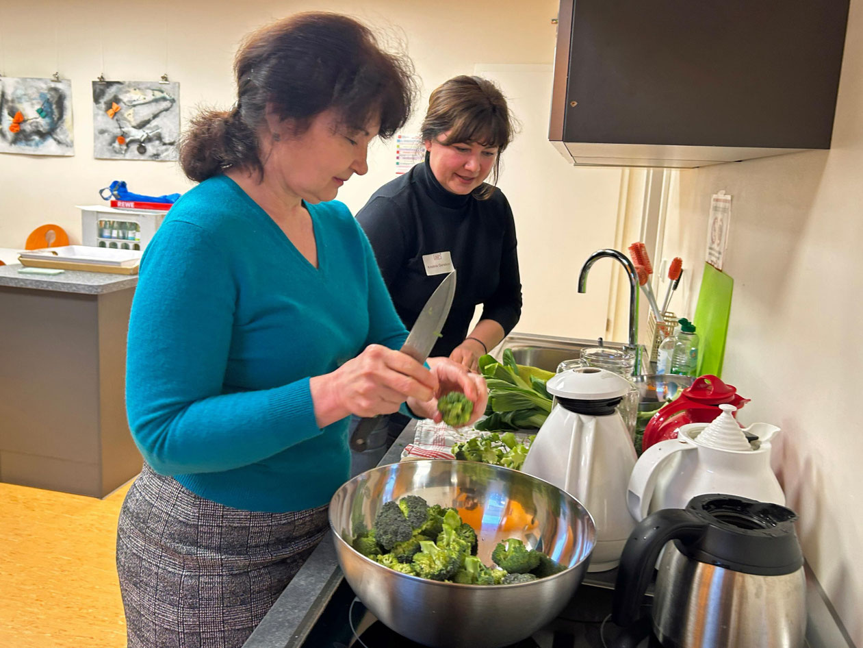 Beim Kochen entstehen neue Ideen für gemeinsame Projekte. © Ute Kirch