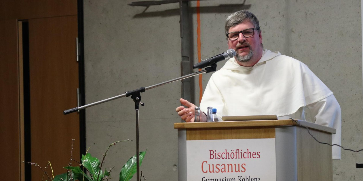 Pater Albert unterhielt die Anwesenden mit Impulsen und Anekdoten aus seinem Leben. Foto: © Julia Fröder