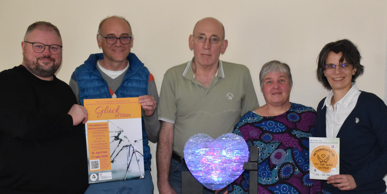 Pfarrer Markus Krastl, KEB-Referent Klaus Becker, Künstler Markus Hohlstein, Gemeindereferentin Claudia Busch und Pastoralreferentin Katja Groß laden zu den Aktionen rund ums Thema Glück ein. © Franz Mees/Pfarrei Wiebelskirchen
