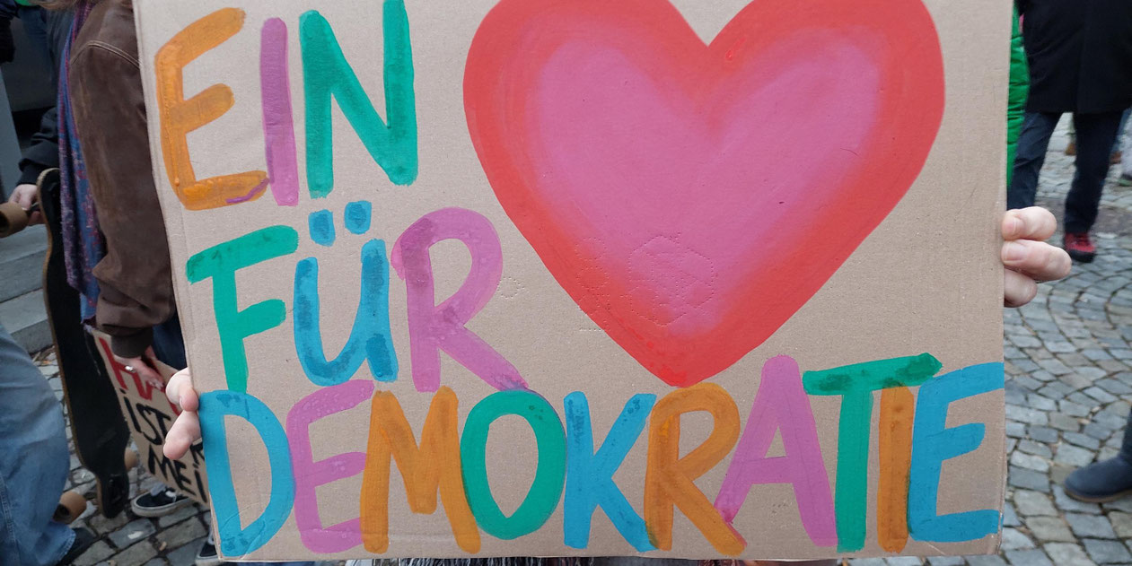 Ein Herz für Demorkatie. Foto: © Pfarrbriefservice/Johannes Simon
