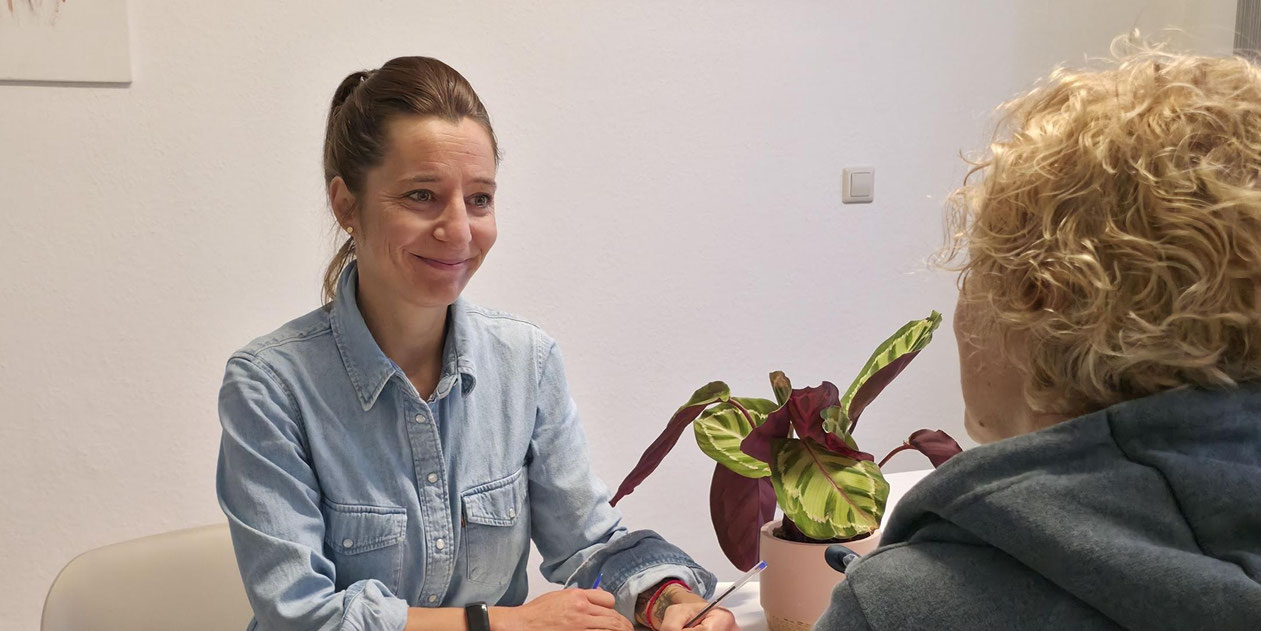 Mit ihrem Beratungsangebot möchte die Caritas nicht nur finanzielle Entlastung schaffen, sondern auch die Teilhabe lebenserfahrener Menschen fördern.   © Diana Schneider
