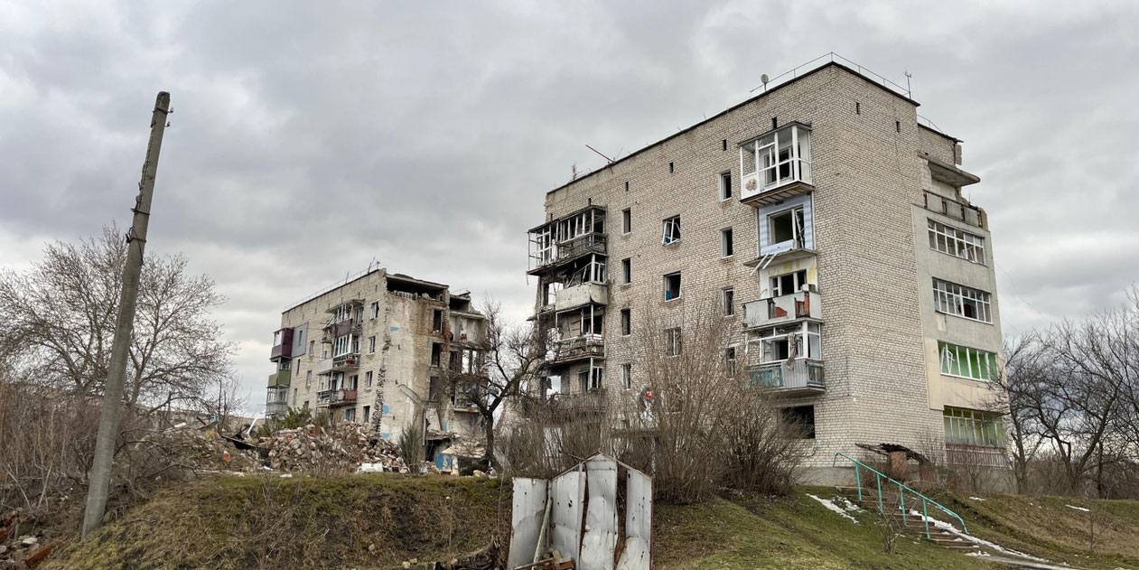 Ein im Krieg zerstörter Gebäudeblock - Mahnmal für die Zerstörung der Stadt © Deutsch-Ukrainische Gesellschaft