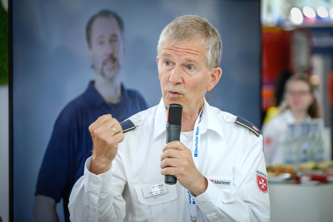 Generalleutnant a.D. Martin Schelleis am Stand der Malteser auf der Messe „Interschutz 2026“; Bildquelle: Schulze/Malteser