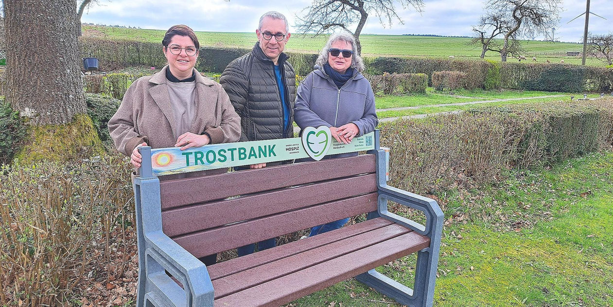 Der Gonzerather Ortsvorsteher Christoph Steinmetz, Elke Weyand vom Christlichen Hospizverein (rechts) und Sarah Günter vom Ambulanten Hospiz an der Trostbank in Morbach- Gonzerath. © Bauer/Hospiz