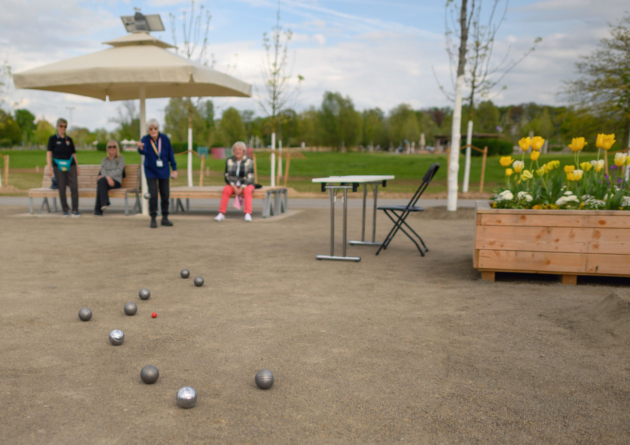 Gemeinsames Boule-Spiel - das neue 'Grüne Herz' von Neuss ist ein Treffpunkt für alle Generationen. Credits: LAGA Neuss 2026 GmbH & Markus van Offern. 