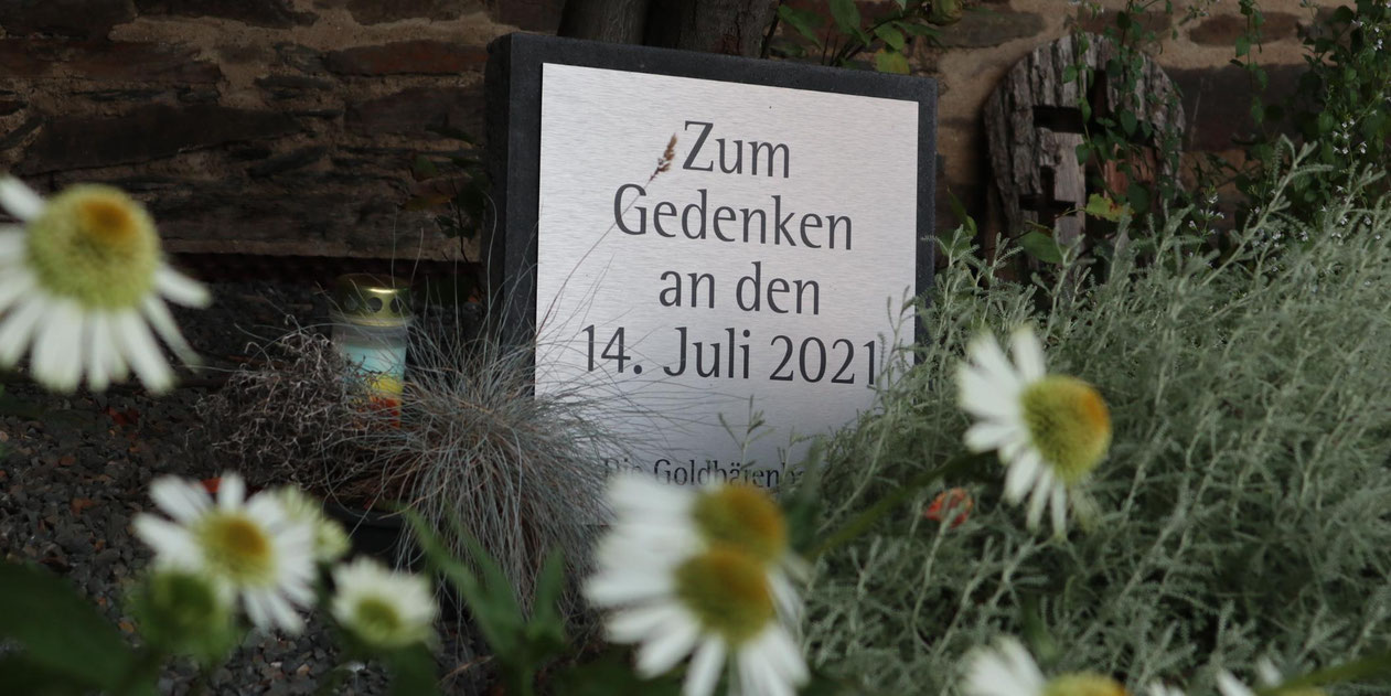 Tafel zum Gedenken an die Opfer der Flut 2021. Foto: © Julia Fröder