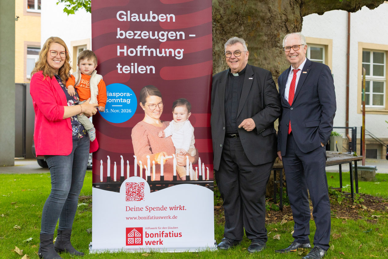 Katrin Keller und ihr Sohn Hennes sind die beiden Protagonisten des Fotomotivs zur diesjährigen Diaspora-Aktion. Mit im Bild: Bonifatiuswerk-Generalsekretär Monsignore Georg Austen (Mitte) und Bonifatiuswerk-Präsident Manfred Müller. Foto: Hartmut Salzman