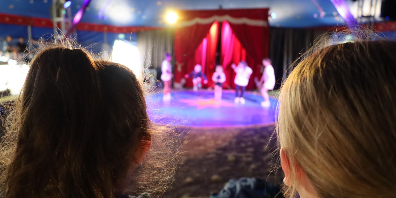 „Zirkus ist so cool, weil man so viele verschiedene Dinge ausprobieren kann, die man zu Hause nicht machen darf." Foto: © Luisa Maurer