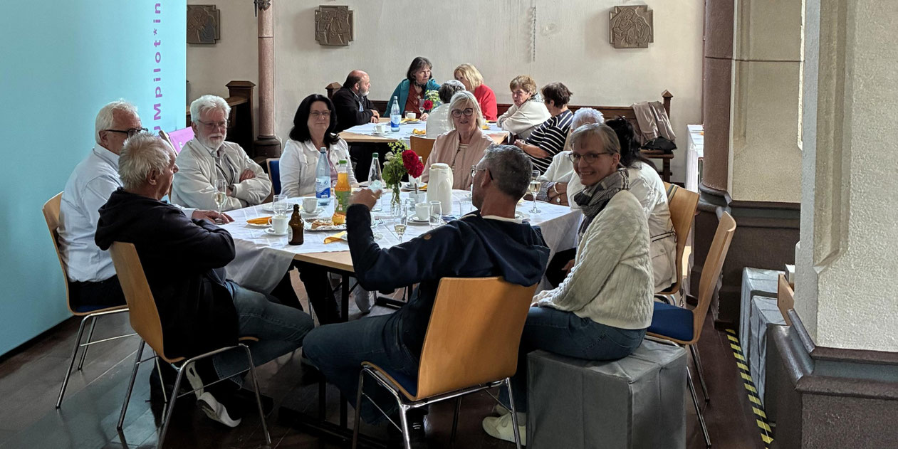 Die Verantwortlichen in Kehrig laden zum Mittsommer-Feiern ins Kultur Café ein. © Anni Keiffenhei