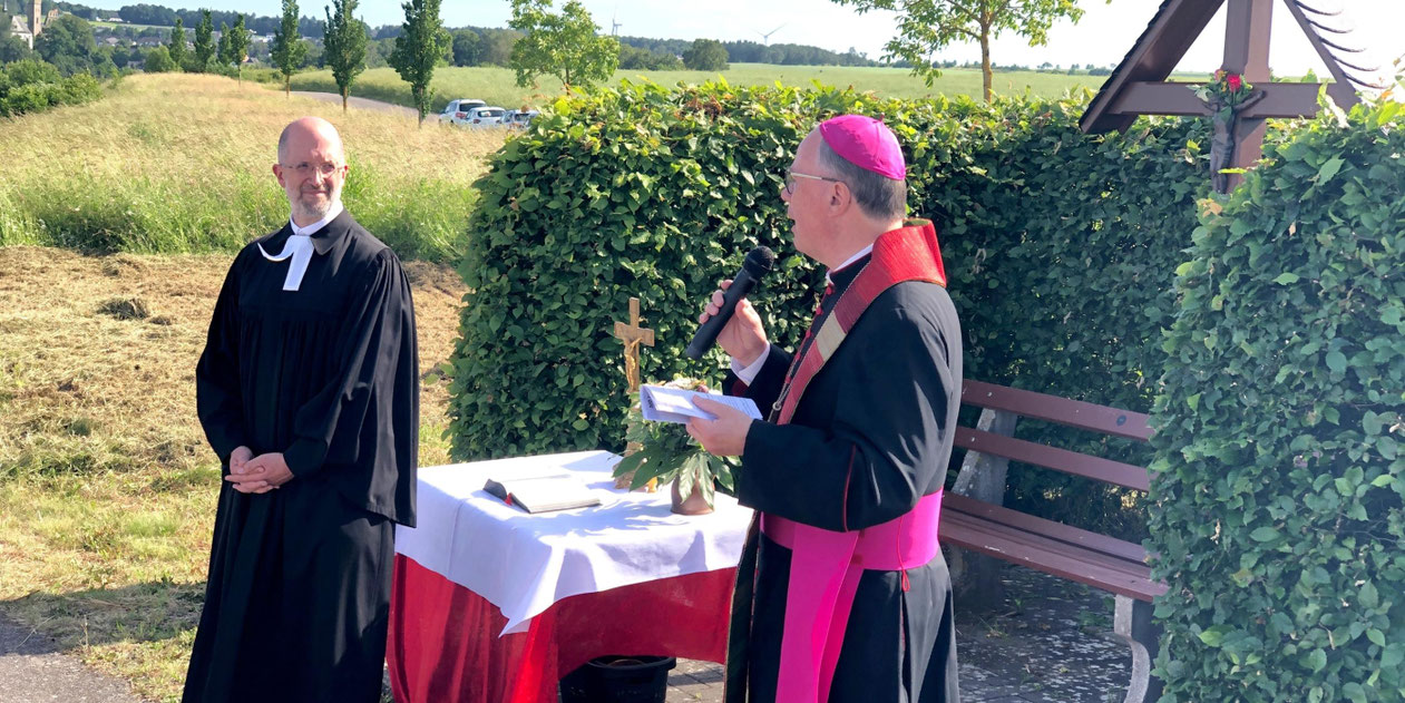Präses Thorsten Latzel (links) und Bischof Stephan Ackermann beim Wegekreuz zwischen Kastellaun und Uhler. Foto: © Dieter Junker