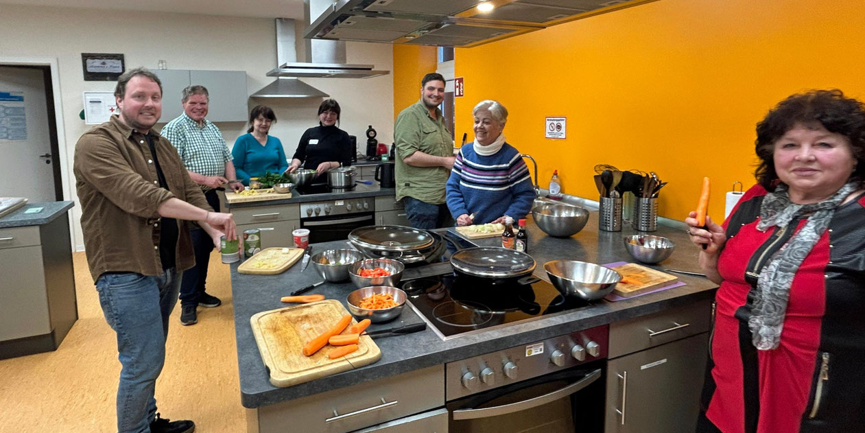 In der Lehrküche der FBS Saarlouis kochen die Ehrenamtlichen ein Thai-Curry und tauschen sich aus. © Ute Kirch