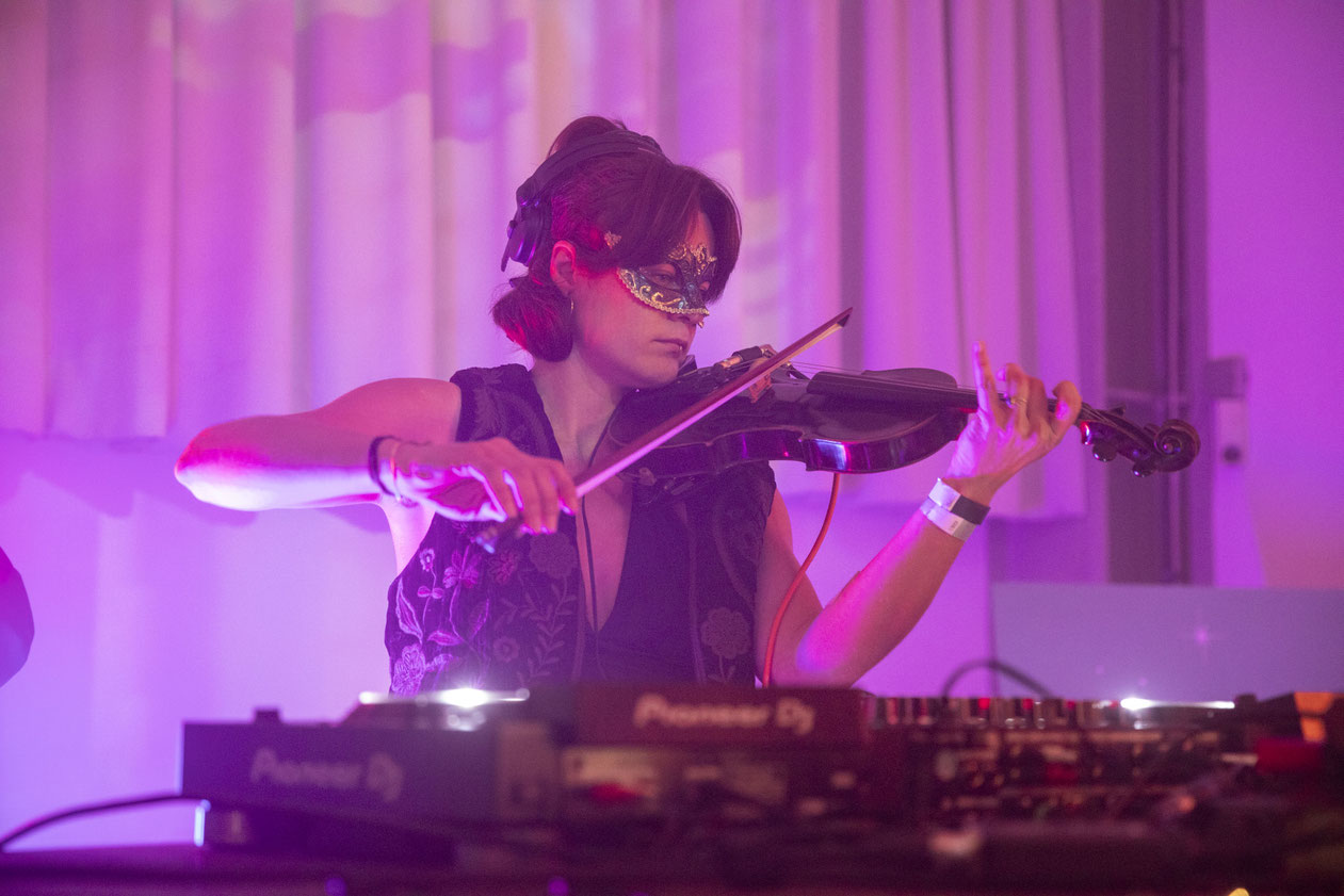 Künstlerin „mijanú“ bietet dem Publikum gemeinsam mit Künstler „sapø“ elektronische Sounds mit Live-Improvisationen auf der Violine. Foto: Stiftung Zollverein/Thomas Willemsen 