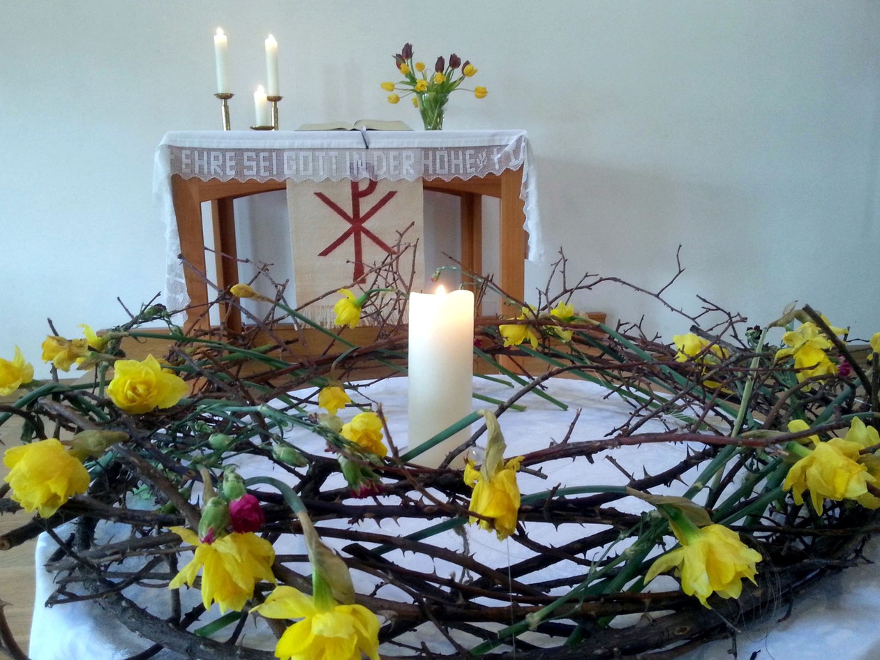 Diese geschmückte Dornenkrone mit Osterkerze vor dem Altar symbolisiert den Sieg des Lebens über den Tod. Foto: Archiv www.kirche-mv.de