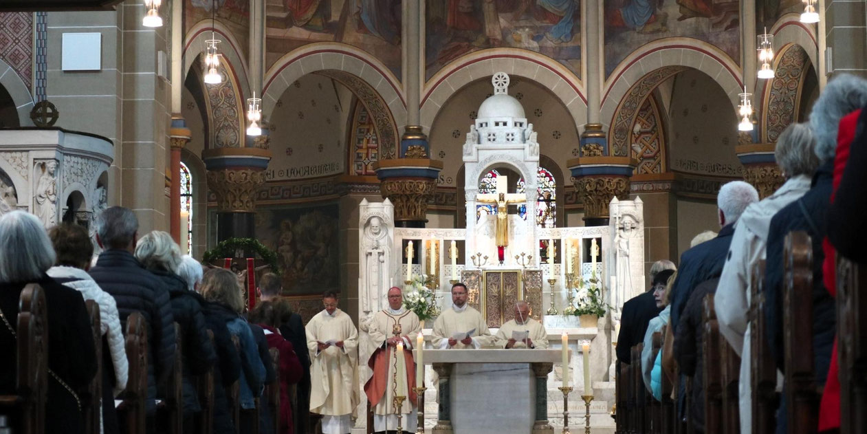 Anlässlich der Wiedereröffnung der Rosenkranzkirche in Bad Neuenahr fand ein Pontifikalamt mit Bischof Dr. Stephan Ackermann statt. Foto: © Julia Fröder