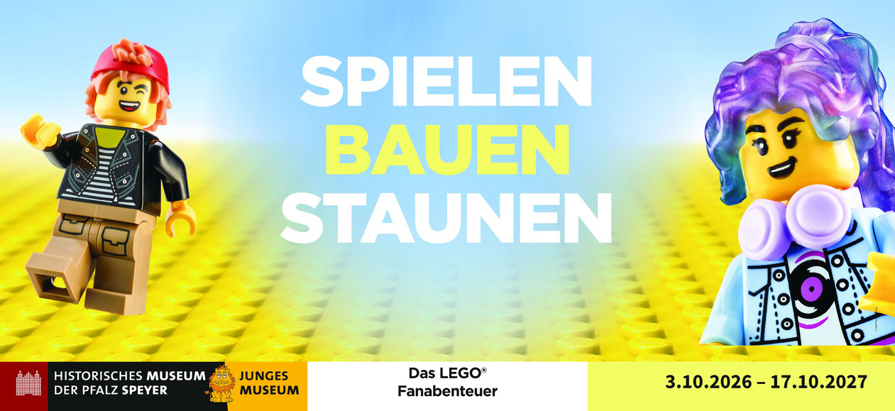 Banner zur Ausstellung „Spielen. Bauen. Staunen. Das LEGO® Fanabenteuer“. Gestaltung: L.-M. Malek. Foto: H.-G. Merkel. 
