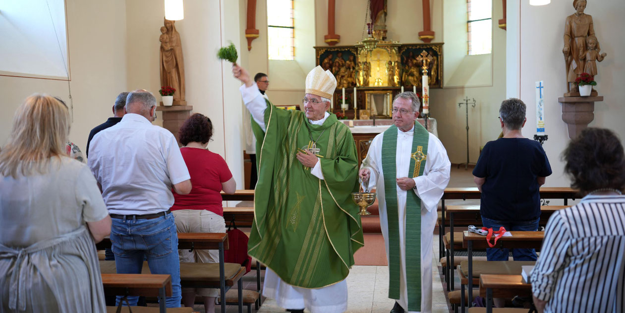 Weihbischof em. Franz Josef Gebert segnet die frisch renovierter Naurather Kirche und die Gläubigen. Ihm zur Seite Pfarrer Dr. Ralph Hildesheim (rechts). Foto: © Stefan Endres