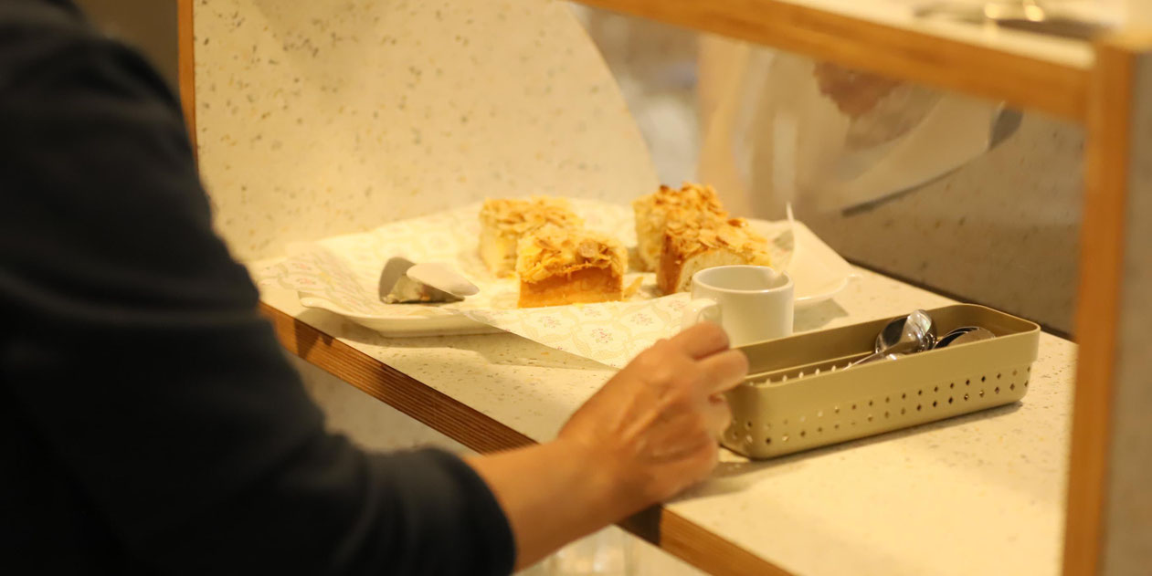 Kaffee und Kuchen gibt es im Café Freihof für eine Spende. Foto: © Luca Peranni