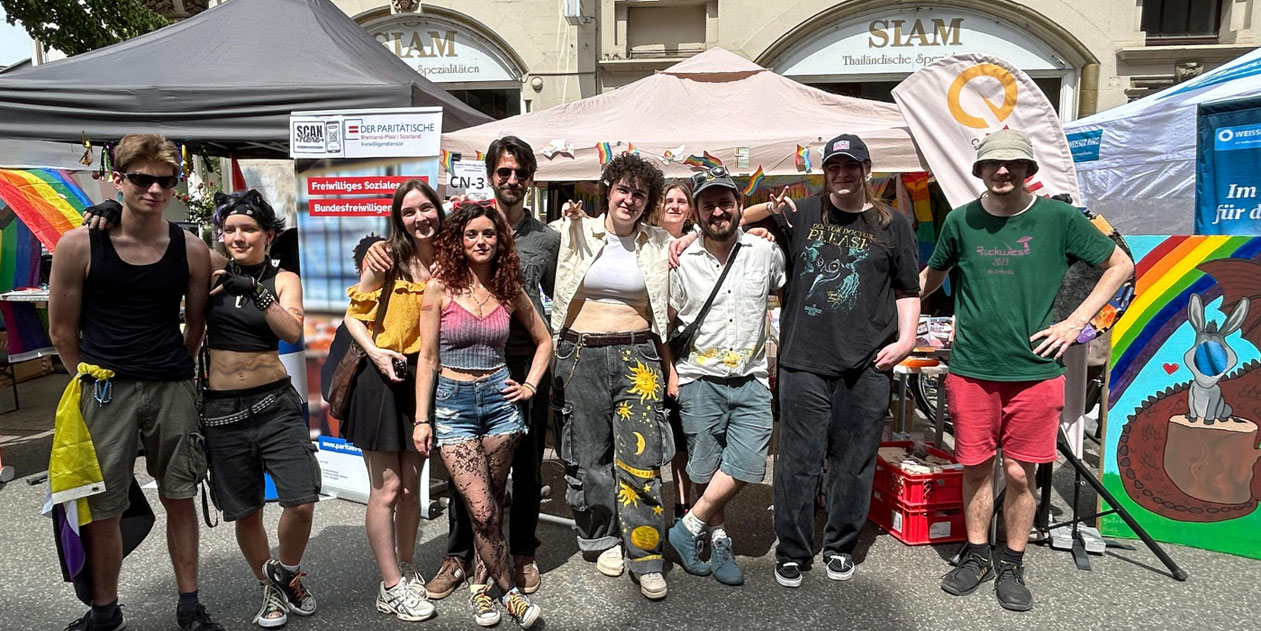 Mit einem Stand auf der Regenbogenmeile des CSD SaarLorLux war das Café Exodus gemeinsam mit Firmbewerber*innen vertreten. Foto: © Ute Kirch