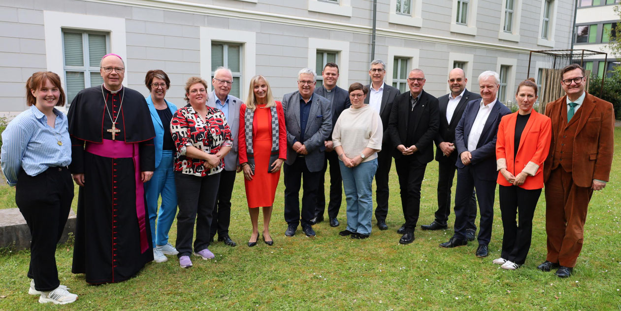 Vorstand, Kuratorium und Geschäftsführung zusammen mit Bischof Ackermann (2.v. links) und Generalvikar Sturm (Mitte) Foto: © Judith Rupp/Bistum Trier