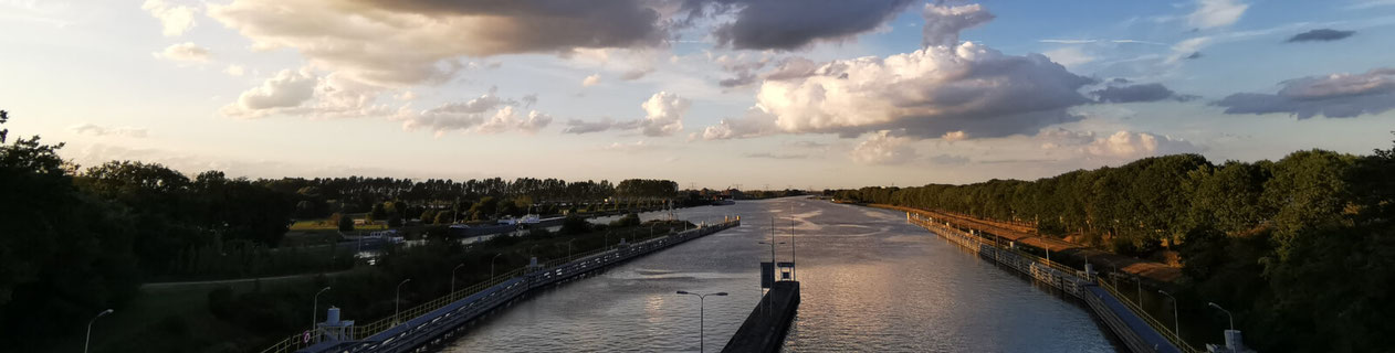 Uitzicht op het Julianakanaal vanaf de sluis bij Born, met lucht boven het water