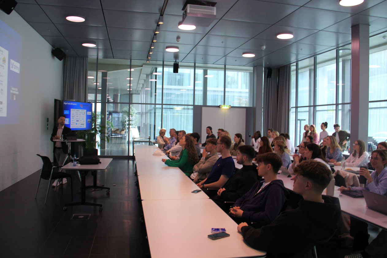 Studierende und Professoren der DHBW zu Gast beim Praxistag "new Orga live"
