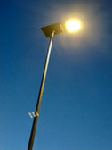 Installation d’un luminaire LED sur mât pour l’éclairage extérieur d’une zone d’activité ou d’un parking d’entreprise en fin de journée