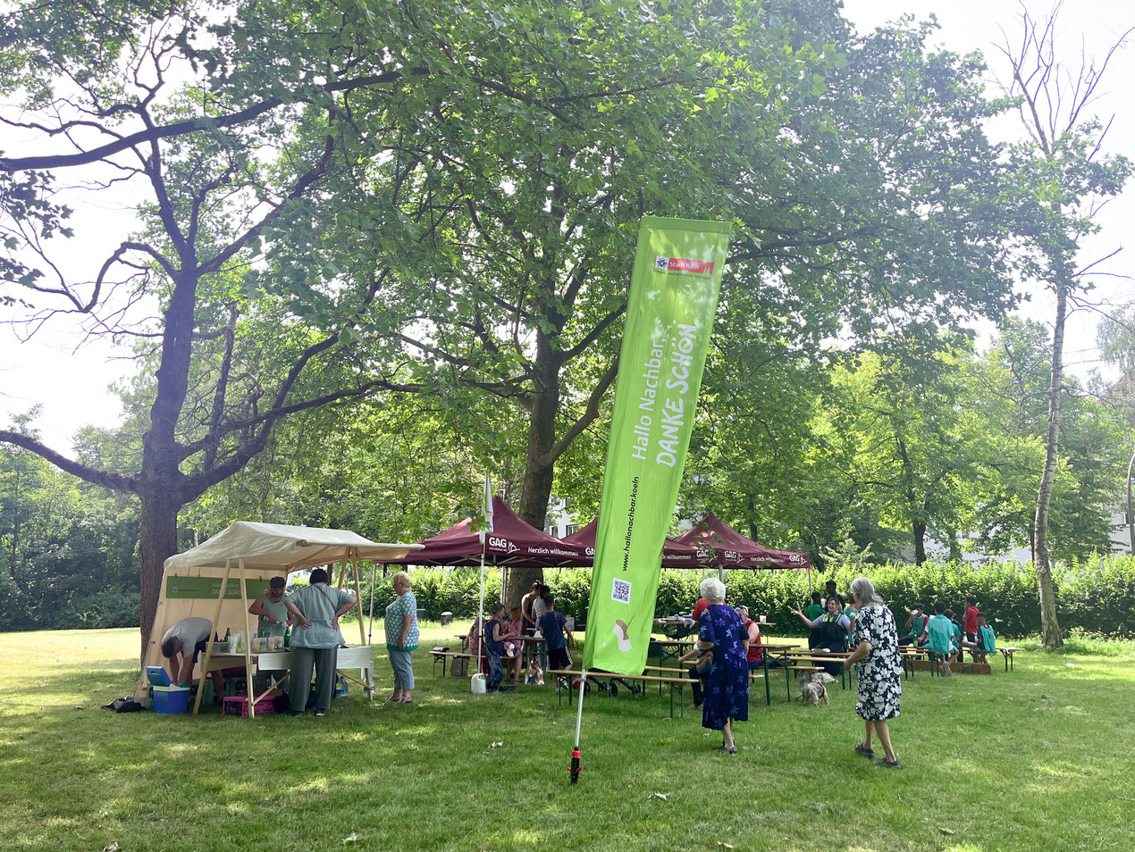 Ankommen beimSommerfest im Geldernpark: Limostand, Buffet und liebe Gäste aus der Nachbarschaft. Jung und alt waren mit dabei.