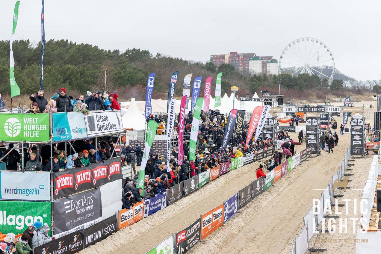 Erstmalig wurden im Start-Zielbereich des Baltic Lights Tribünen, Behinderten-Podeste und ein großer Aussichtsturm gebaut. Präsentiert von Ostsee- Gerüstbau!