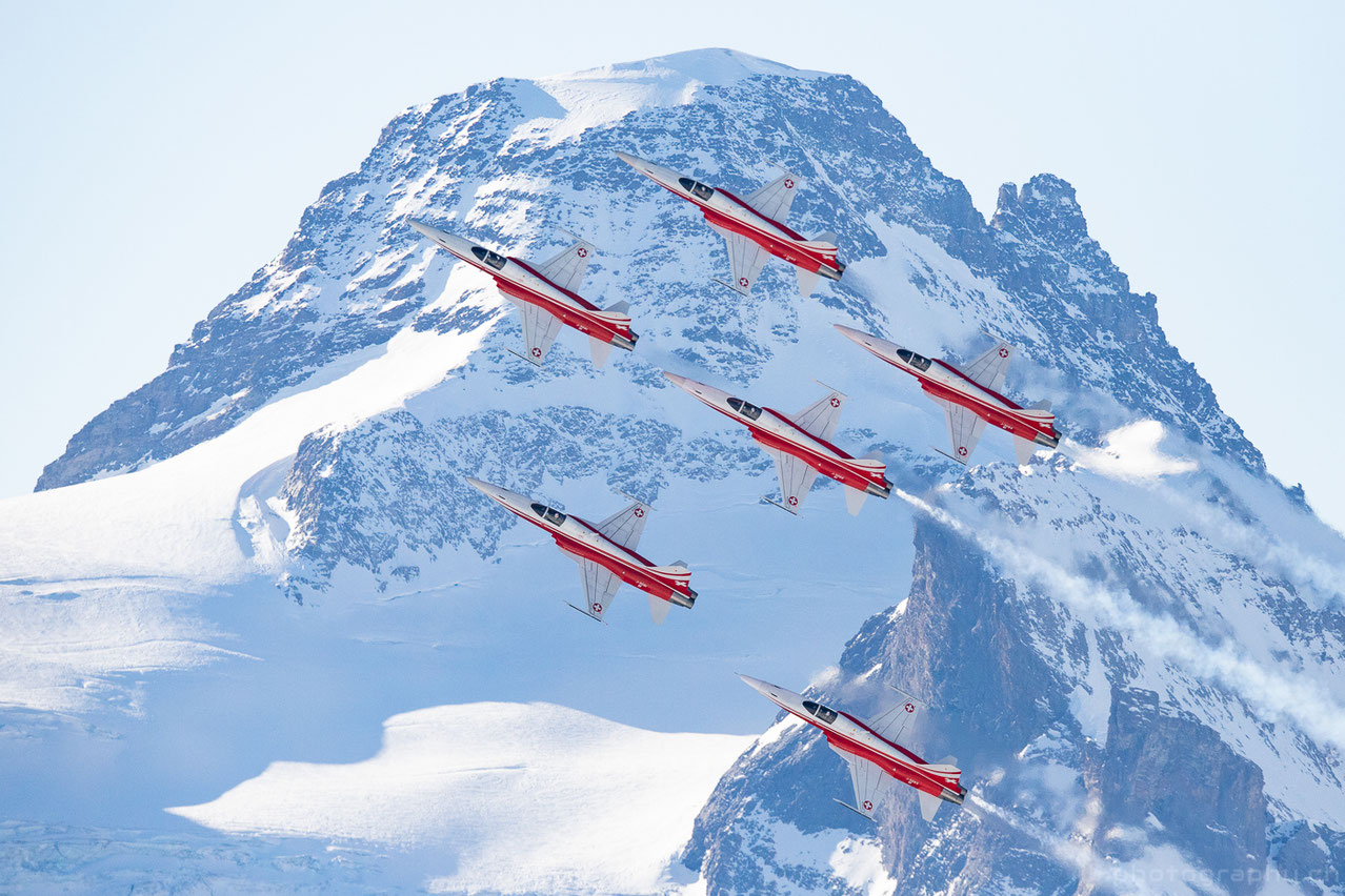 Airshow der Swiss mit einem Airbus A321 und der Patrouille Suisse anlässlich der Lauberhornrennen. 