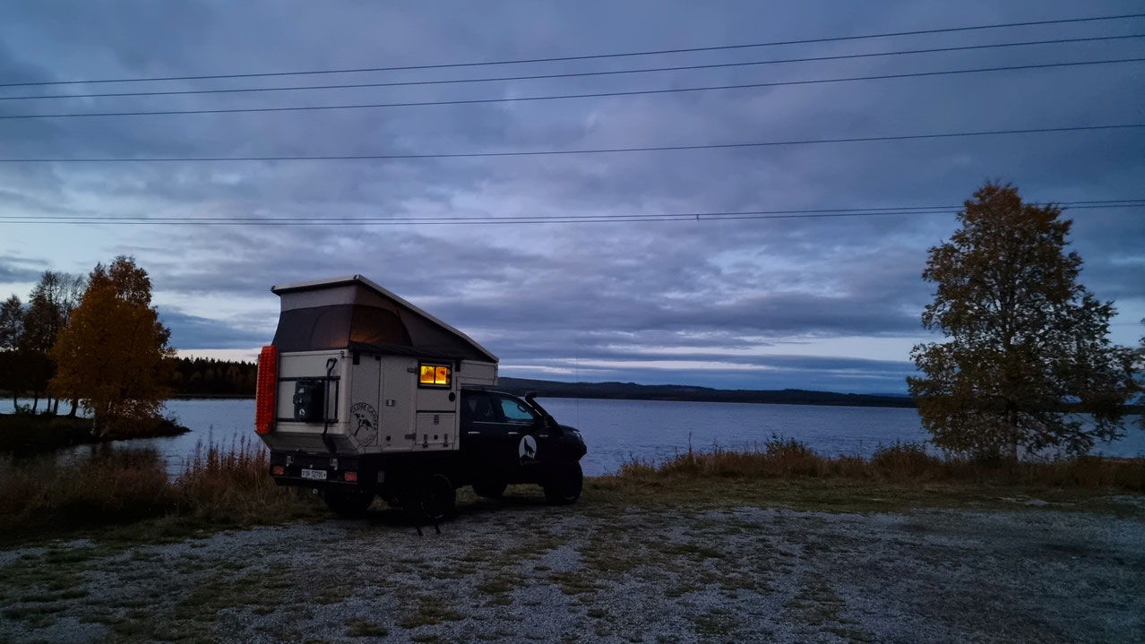 Wasserdurchfahrt Norwegen Toyota Hilux Pickup-camper Arctic Trucks Skandinavien #ProjektBlackwolf wolf78 driive your own way offroad overland Travel Camping 4x4 AFN4x4 #BornToRoam Rival4x4 overlandbound wolf78-overland.ch