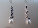 REF: OP 17 Pendientes en plata de ley con circonitas y perla natural.  Cierre gancho.