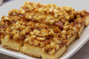 un gateau crumble avec dessus des noix de macadamia aliment dangereux pour le chien par coach canin 16 educateur canin en charente