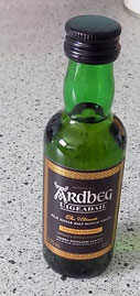 Der Ardbeg Uigeadail vereint Whiskys aus Bourbon- und Sherry-Fässern und ist Islay-typisch torfig.