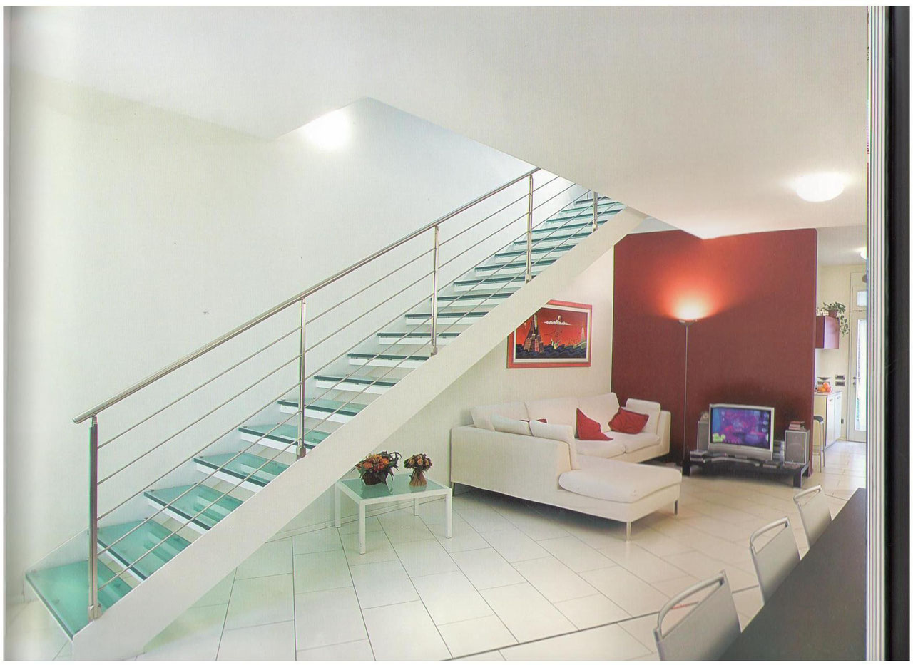 Escaleras con estructuras, en acero inoxidable y hierro. Somos