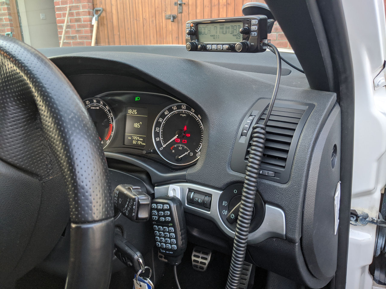 Fit a dual band VHF/UHF radio to a car without any soldering or hole