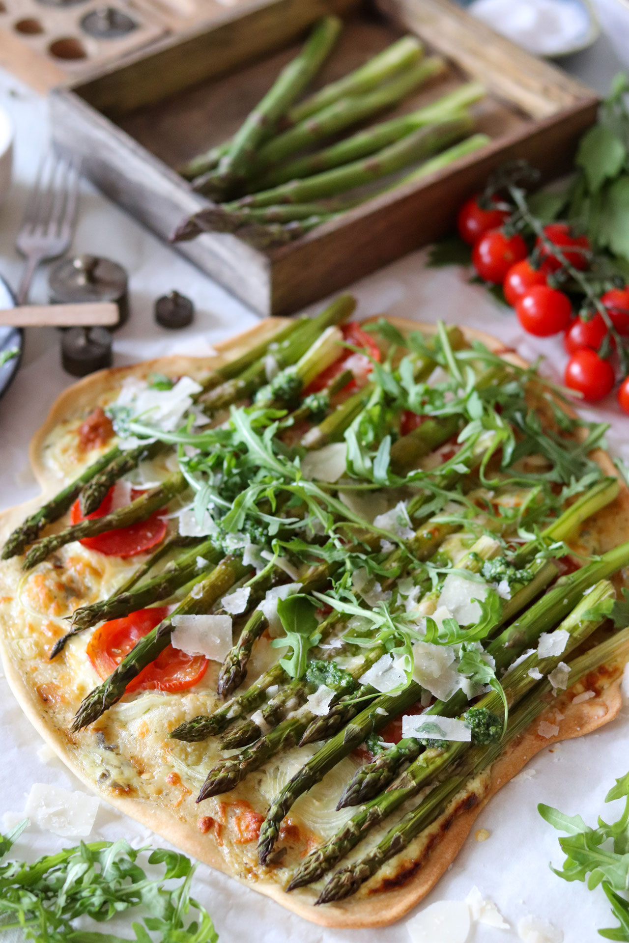Spargel-Tomaten Flammkuchen - food-stories/ein vegetarischer Foodblog