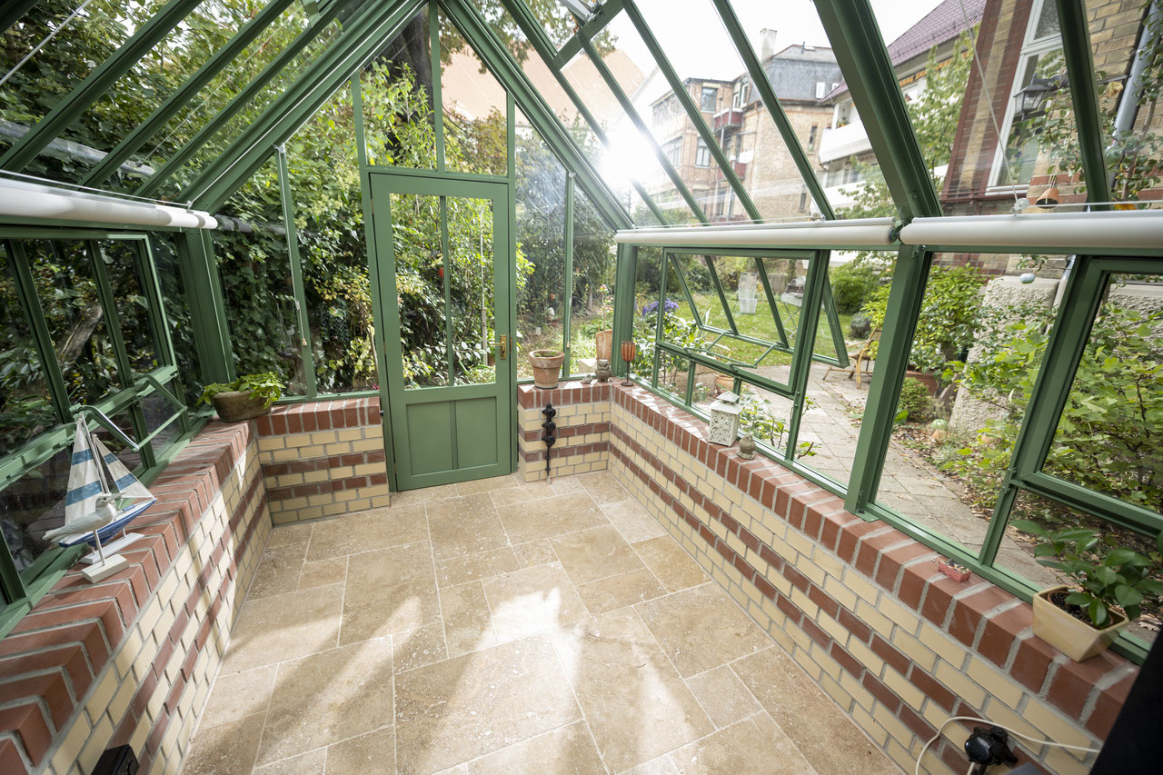 Gartenhaus für denkmalgeschützte Stuttgarter Stadtvilla mit Travertin