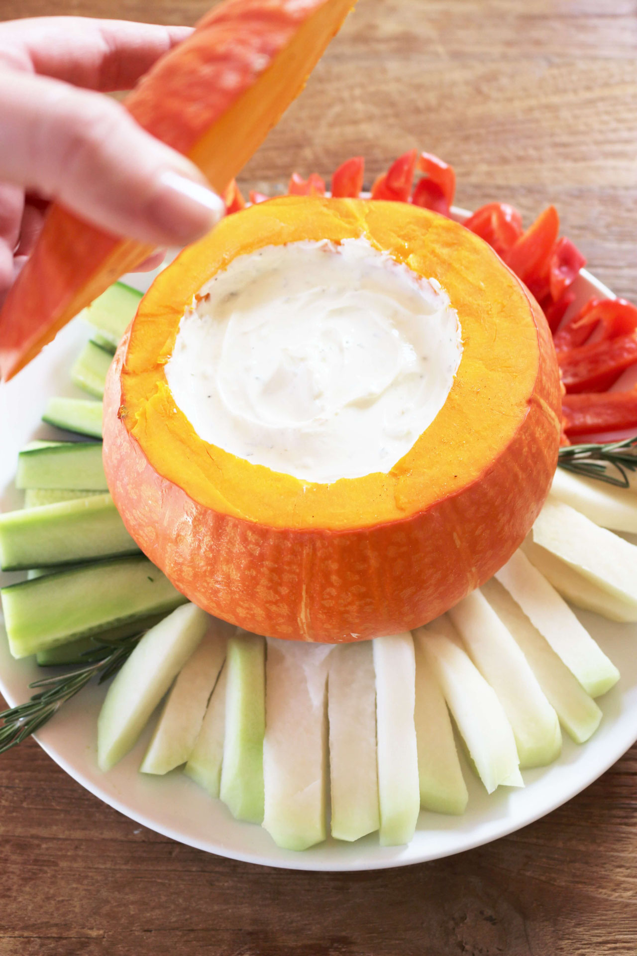 Rohkostplatte mit Dip aus dem Kürbis - Partystories Blog